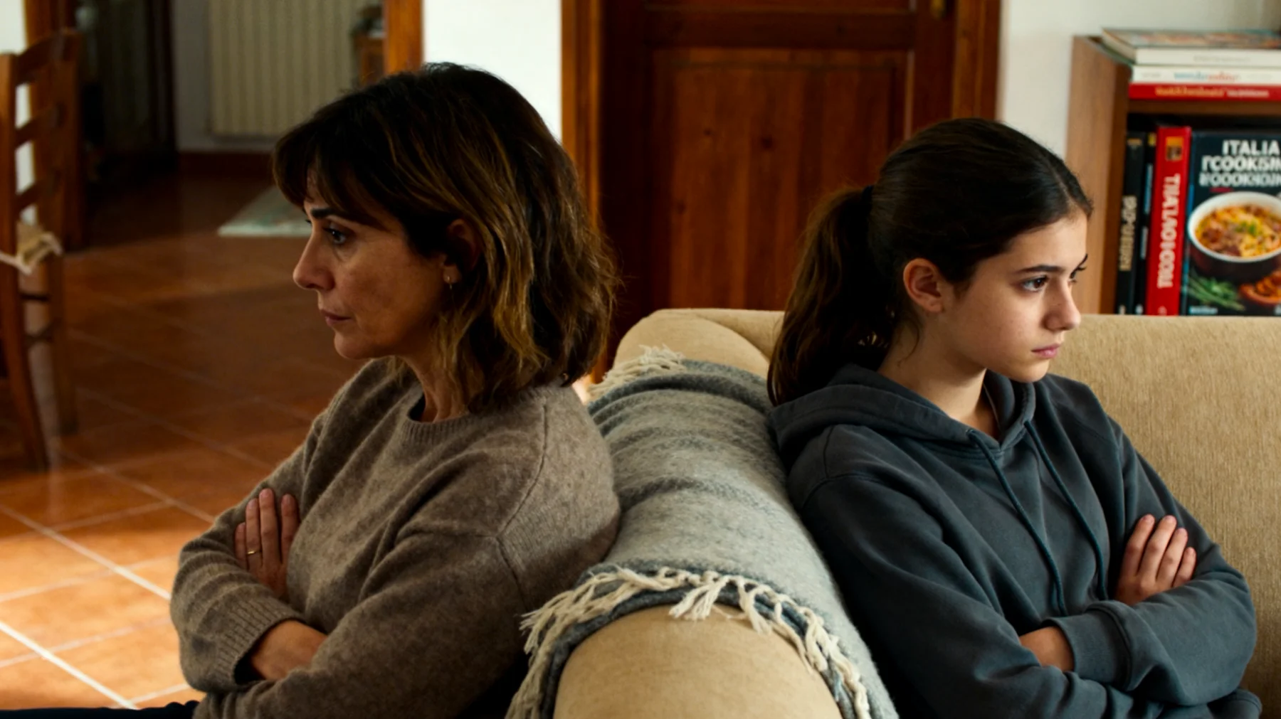 Una mamma fatica a esprimere apertamente affetto, tenerezza e vicinanza emotiva con la figlia adolescente. I momenti di intimità sono rari, i 'ti voglio bene' quasi assenti, e le conversazioni restano spesso superficiali. La ragazza percepisce questa distanza come mancanza di interesse o amore, sviluppando un senso di solitudine emotiva all'interno della stessa famiglia."