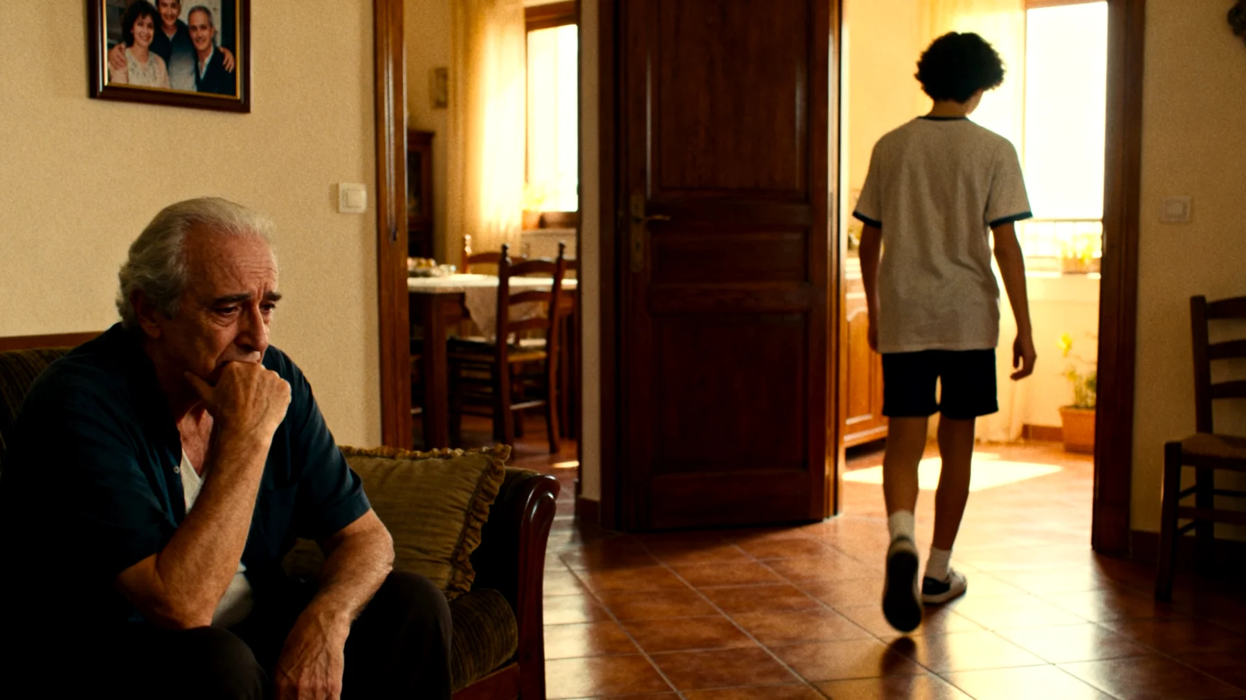 I nonni che si prendono cura abitualmente dei nipoti adolescenti si trovano spesso a fare i conti con un profondo senso di colpa: si sentono inadeguati quando non riescono a stare al passo con i ritmi, il linguaggio e le esigenze dei ragazzi, temendo di non essere abbastanza presenti, comprensivi o utili. Questo senso di colpa si intensifica quando i nipoti li escludono dalle loro confidenze o mostrano insofferenza, portando i nonni a chiedersi se stiano sbagliando qualcosa nel loro ruolo affettivo."